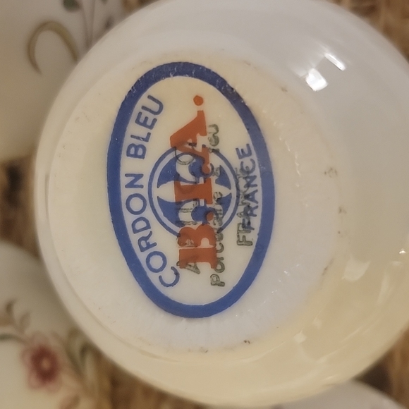 Vintage B.I.A. Cordon Bleu mini Tea Cups with lids set of 6 - Picture 4 of 6